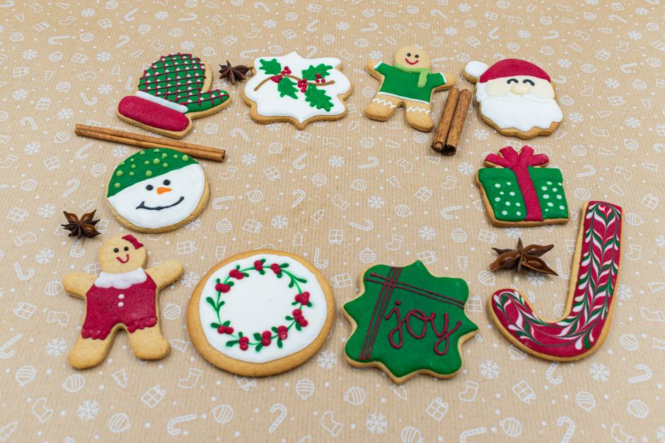 Sablés décorés aux formes variées, incluant un bonhomme de pain d'épice, un sapin et un bonhomme de neige.