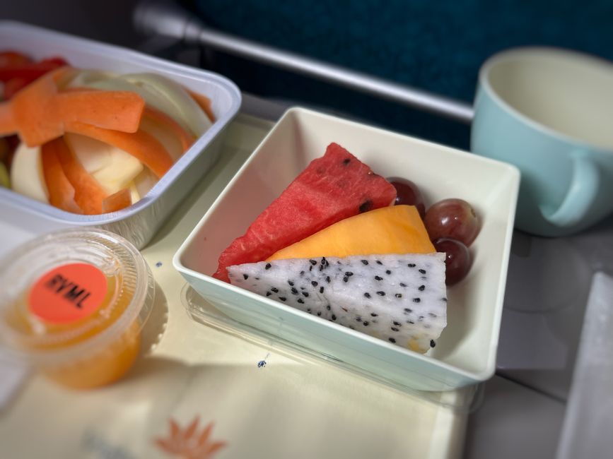 Assiette de fruits colorés avec pastèque, melon, dragon fruit et raisins, idéale pour des brochettes ludiques pour enfants.