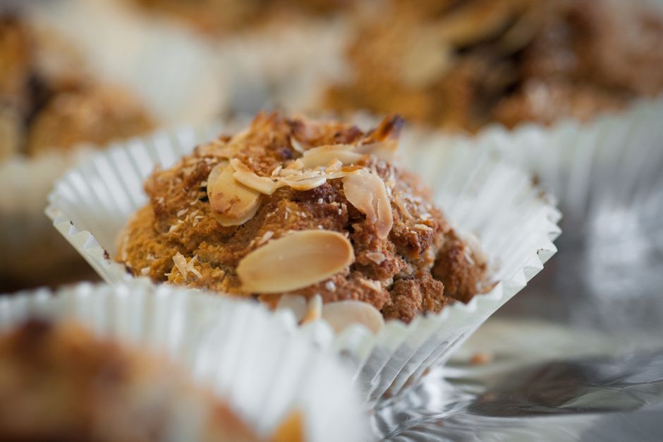 Muffins aux amandes garnis d'éclats d'amandes, présentés dans des caissettes en papier.