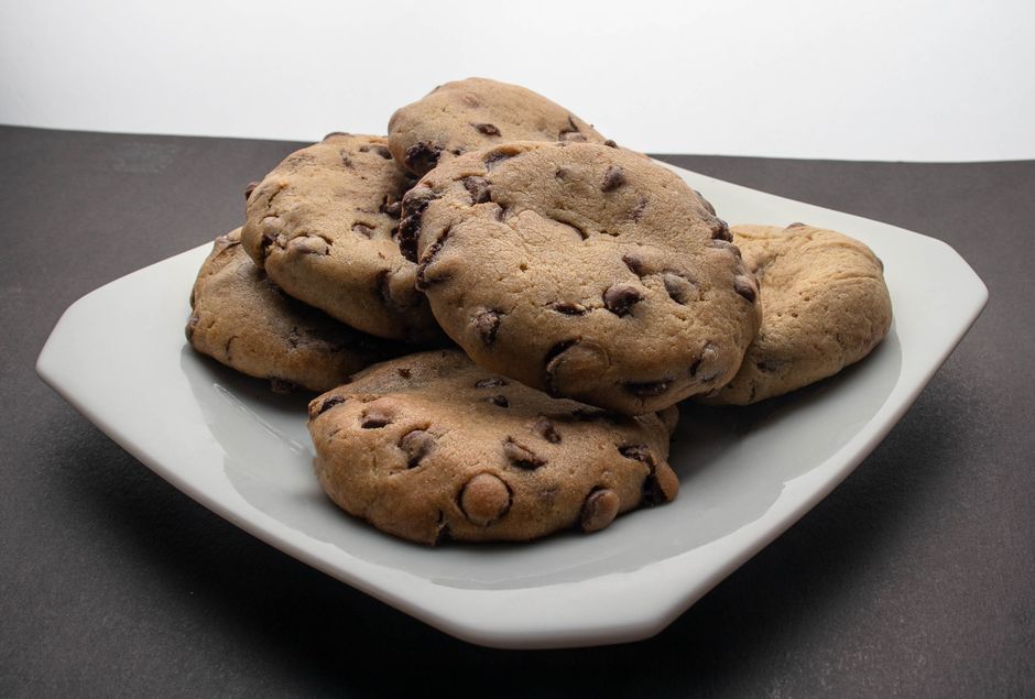 Assiette de cookies moelleux au chocolat, dorés et garnis de pépites de chocolat. Prêts en 20 minutes.