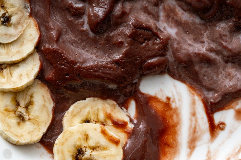 Glace minute à la banane avec des tranches de banane sur une assiette, texture crémeuse et couleur chocolatée.