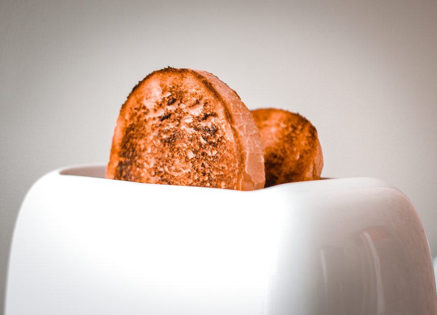Tartines dorées sortant d'un grille-pain, prêtes à être garnies pour un goûter sucré-salé.