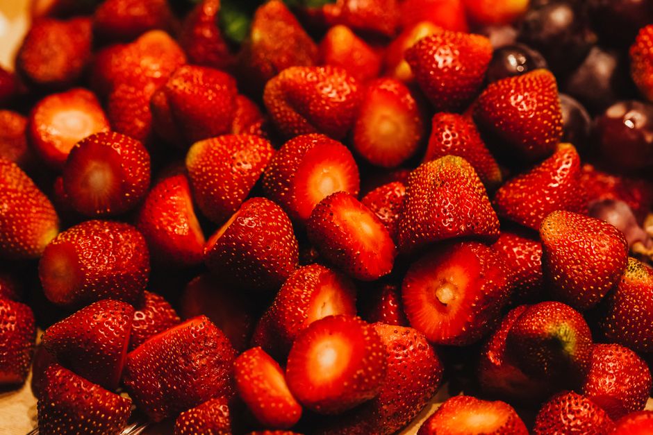 Fraises coupées en morceaux, prêtes à être utilisées pour des brochettes de fruits ludiques pour enfants.