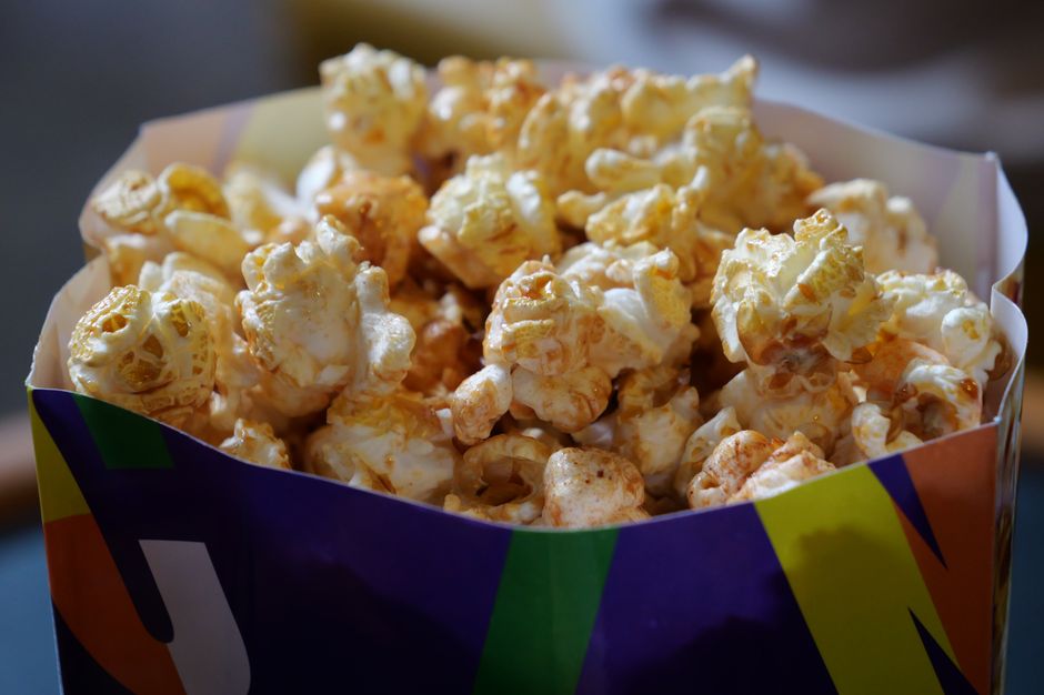 Popcorn sucré-salé dans un grand cornet coloré, prêt à être dégusté.