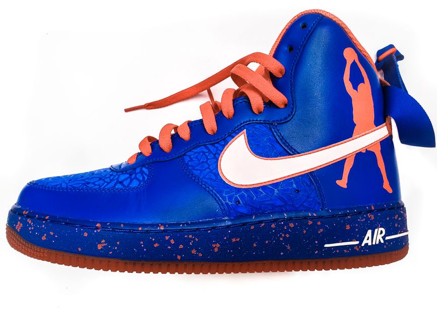 Baskets Nike Air en bleu et orange avec motif de joueur de basketball sur le côté.